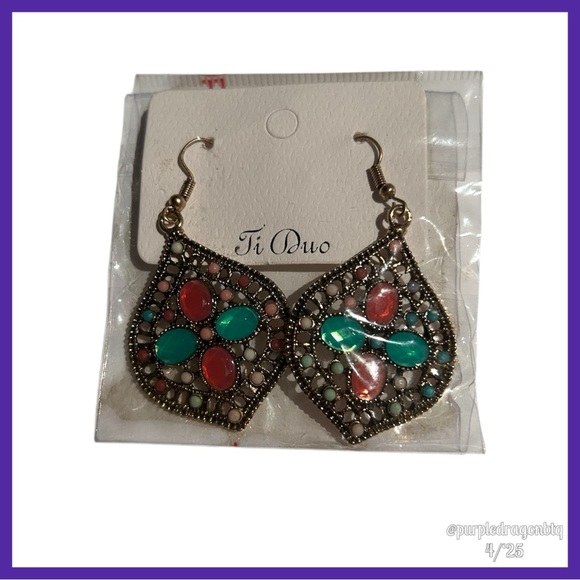 Vintage Inspired Teardrop Stone Embedded Teardrop Earrings NWT